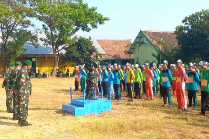 Semangat Memuncak pada MPLS Hari Keempat di SMK Negeri Kudu: Aksi Yel-Yel, Bela Negara, dan Pesan Motivasi dari Pembina OSIS