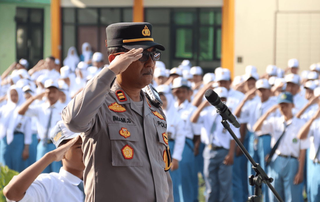 Upacara Bendera di SMK Negeri Kudu, Kapolsek Kudu Ingatkan Siswa Bijak Bermedia Sosial