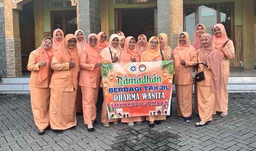 Darma Wanita Persatuan SMK Negeri Kudu Gelar Bagi Takjil di Sekitar Sekolah