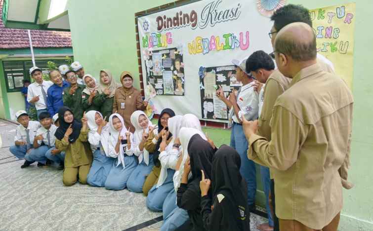 MADING “MEDALIKU” RESMI DILUNCURKAN, JENDELA LITERASI WARGA SMK NEGERI TERBUKA LEBAR