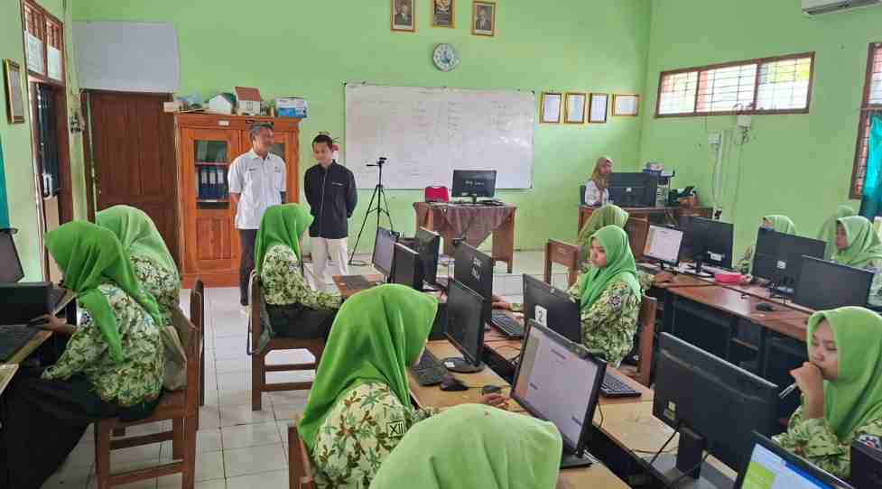 Petugas  AKSI Pantau Langsung Pelaksanaan Uji Coba TKA di SMK Negeri Kudu