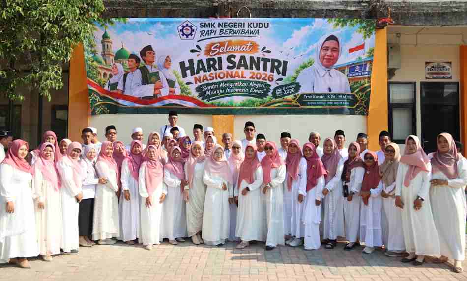 Semangat Resolusi Jihad dan Akhlak Mulia Mewarnai Puncak Hari Santri Nasional di SMKN Kudu